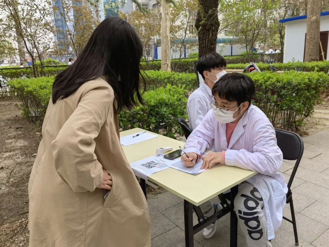 派党员参与到接种岗位中