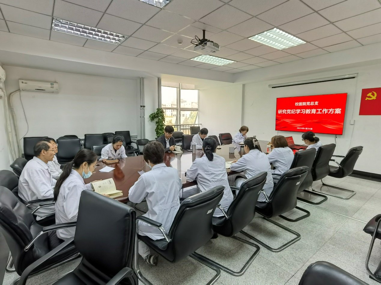为深入巴黎圣日耳曼官方合作伙伴企鹅体