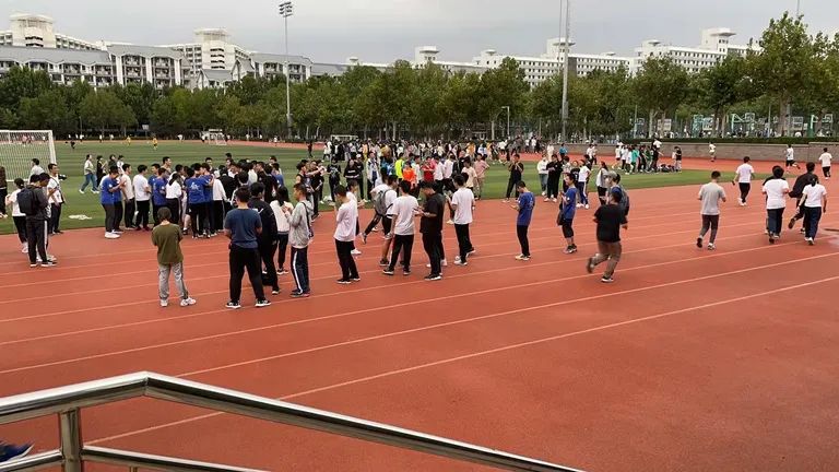 也许是忐忑交上答卷的时候转头看到同学