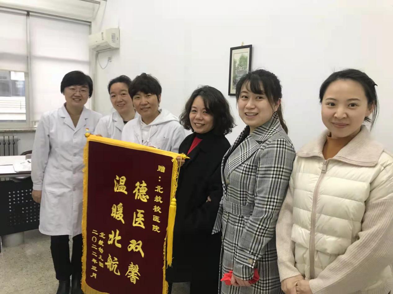中医康复理疗科和检验科的6名党员分别